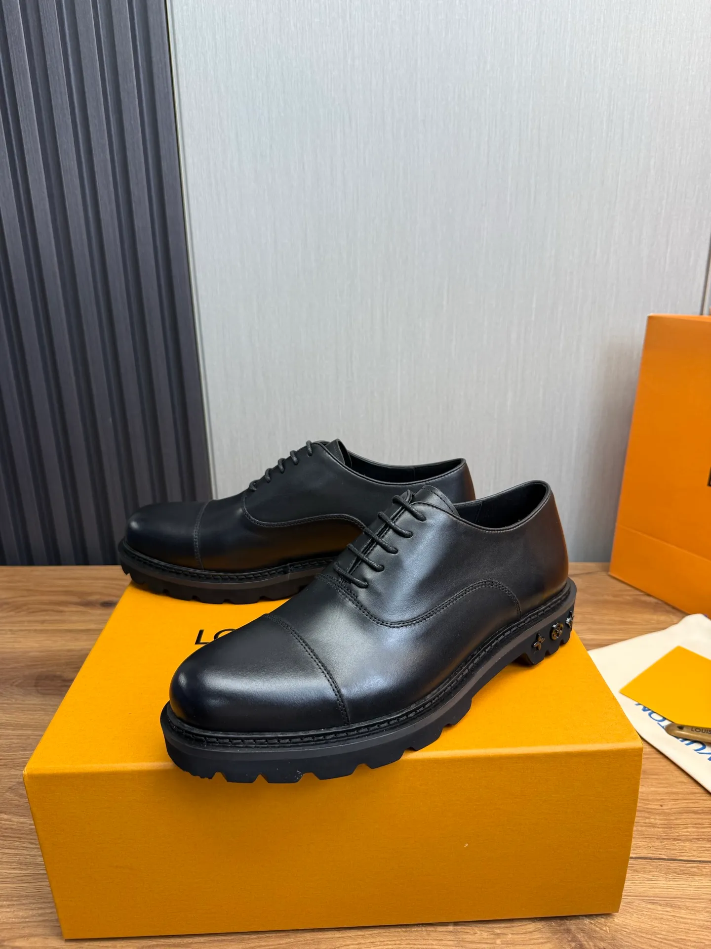 Men's shoes 💰900💰 LV. Men's casual lace-up leather shoes, the latest hot style 🔥 1:1 original purchase quality, top quality goods ⬆️The upper is imported open-edge beaded cowhide, cowhide, and cow suede. The hand-made three-dimensional stitching highlights the round toe design. The inner foot pads are all imported cowhide, with the original wear-resistant foam outsole, matching code 39-44, (38, 45 custom-made, non-refundable)
